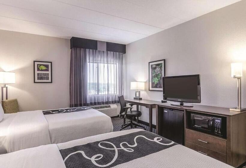 Deluxe Room, La Quinta Inn & Suites By Wyndham Warwick Providence Airport