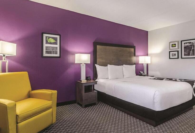 キングサイズベッドのデラックスルーム, La Quinta Inn & Suites By Wyndham Warwick Providence Airport