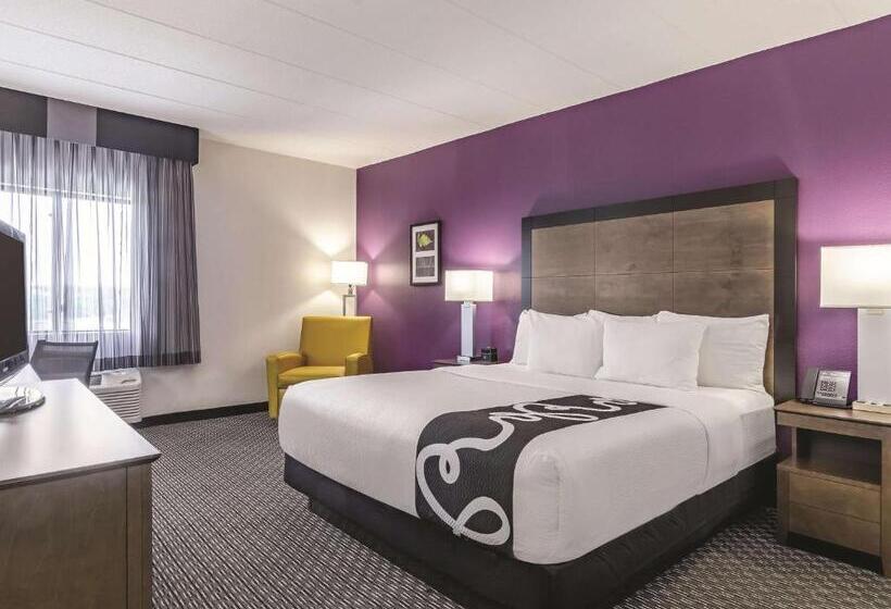 キングサイズベッドのデラックスルーム, La Quinta Inn & Suites By Wyndham Warwick Providence Airport