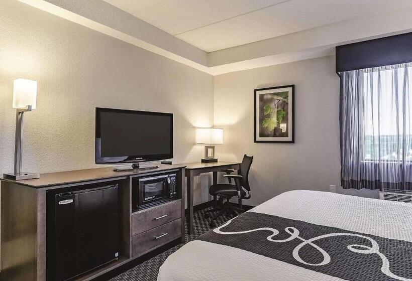 Standard Room, La Quinta Inn & Suites By Wyndham Warwick Providence Airport