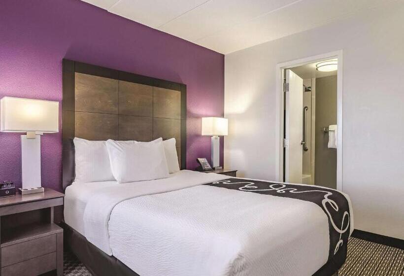 Standard Room, La Quinta Inn & Suites By Wyndham Warwick Providence Airport