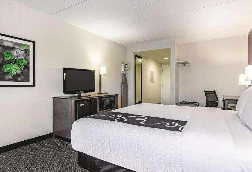 Suite King Bed, La Quinta Inn & Suites By Wyndham Warwick Providence Airport