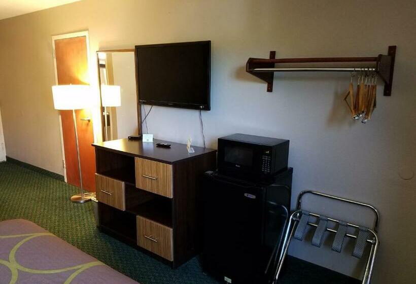 Deluxe Room, Super 8 By Wyndham Bentonville