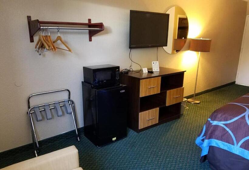 Suite Deluxe Cama King, Super 8 By Wyndham Bentonville