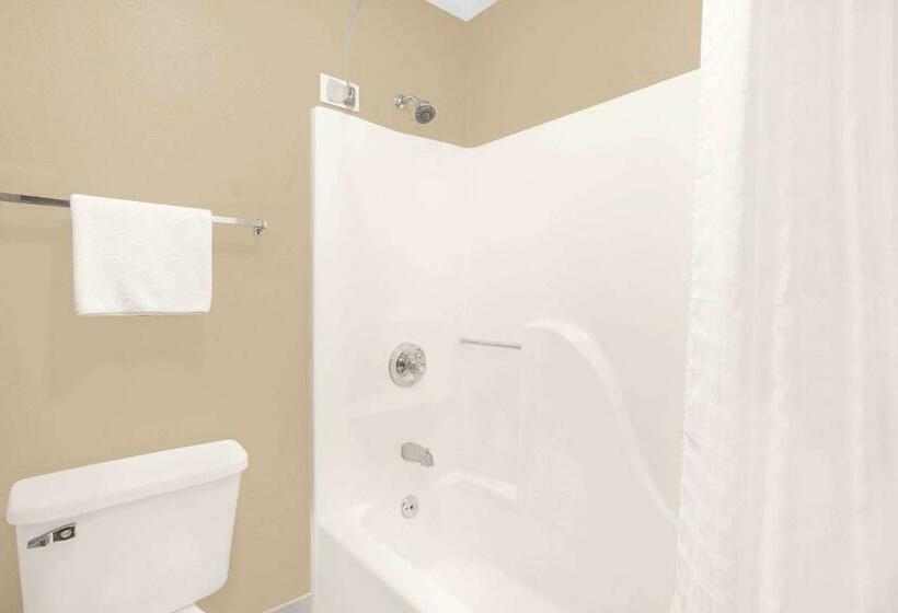 استودیوی لوکس, Super 8 By Wyndham East Moline