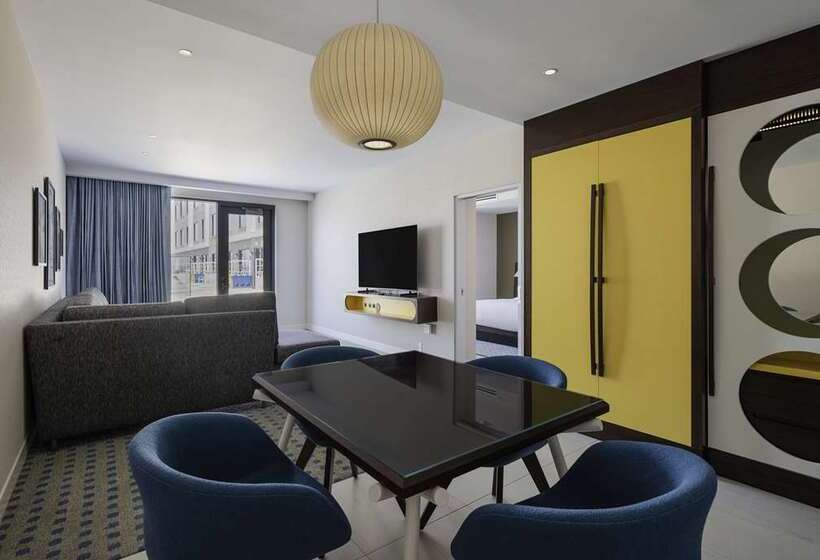 اتاق استاندارد با تخت بزرگ, Hilton Waco