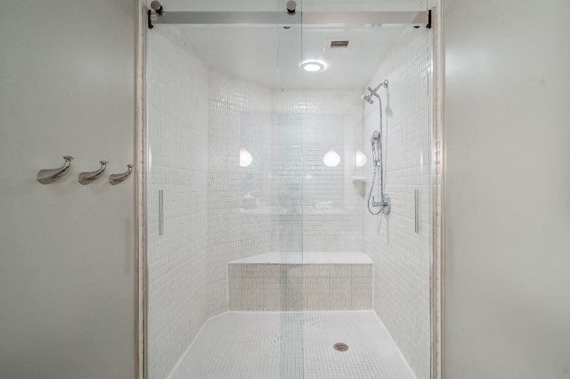 اتاق استاندارد با تخت بزرگ برای معلولان, Indigo Atlanta Vinings, An Ihg