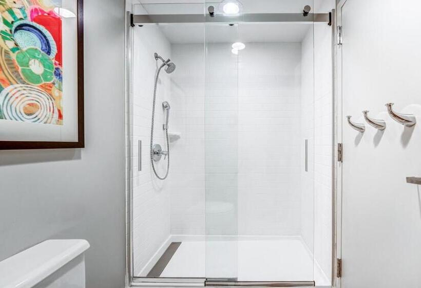 اتاق استاندارد با چشم‌انداز استخر, Indigo Atlanta Vinings, An Ihg