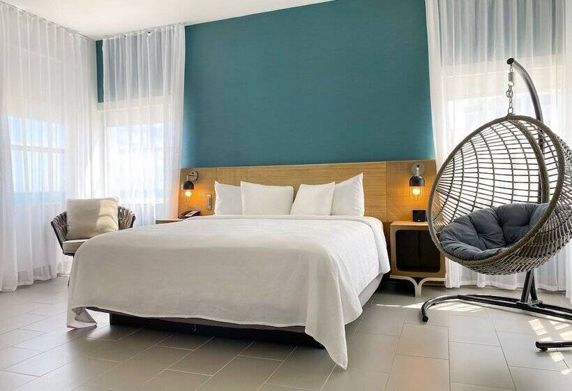 سوییت جونیور, Marseilles Beachfront