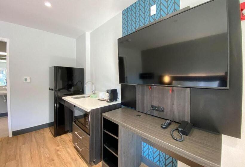 اتاق استاندارد با تخت بزرگ برای معلولان, Studio 6 Suites Stockton, Ca Waterfront