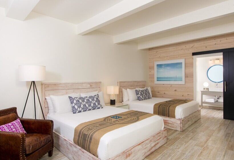 اتاق لوکس با چشم‌انداز استخر, The Gates Hotel Key West