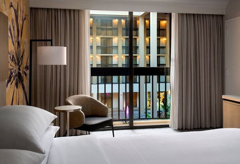 اتاق استاندارد با تخت دوبل و چشم‌انداز, Westchester Marriott