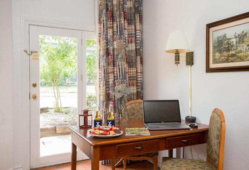 اتاق لوکس با تخت بزرگ, Y O Ranch Hotel And Conference Center