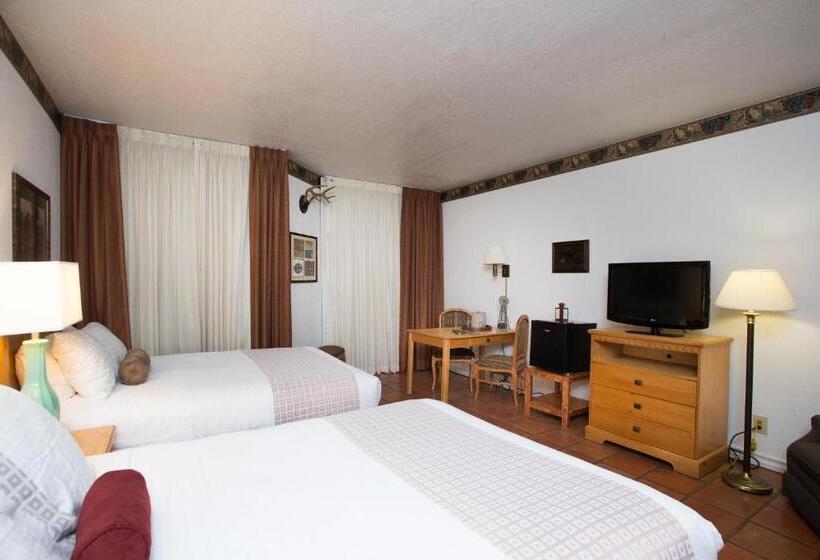 سوییت لوکس, Y O Ranch Hotel And Conference Center