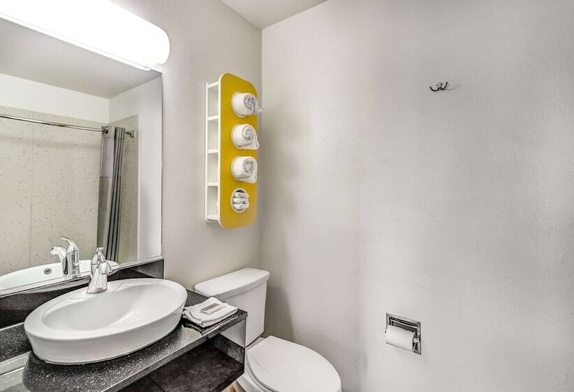 اتاق لوکس, Motel 6visalia, Ca