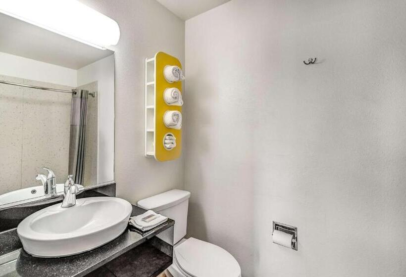 اتاق لوکس با تخت بزرگ, Motel 6visalia, Ca