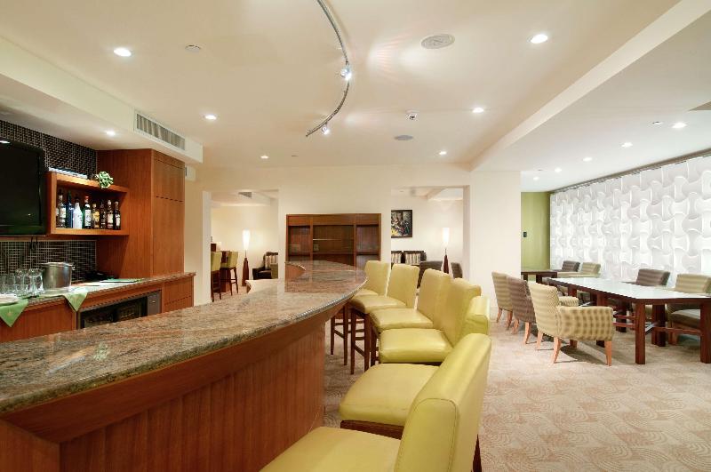 اتاق استاندارد با بالکن, Hilton Trinidad & Conference Centre