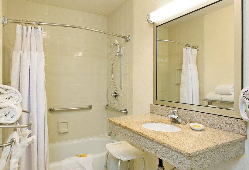 Suite Adapted for people with reduced mobility, La Quinta Inn & Suites By Wyndham San Diego Seaworld/zoo