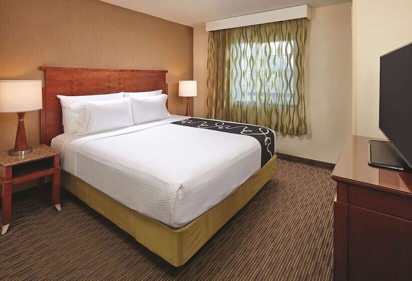 Suite Adapted for people with reduced mobility, La Quinta Inn & Suites By Wyndham San Diego Seaworld/zoo