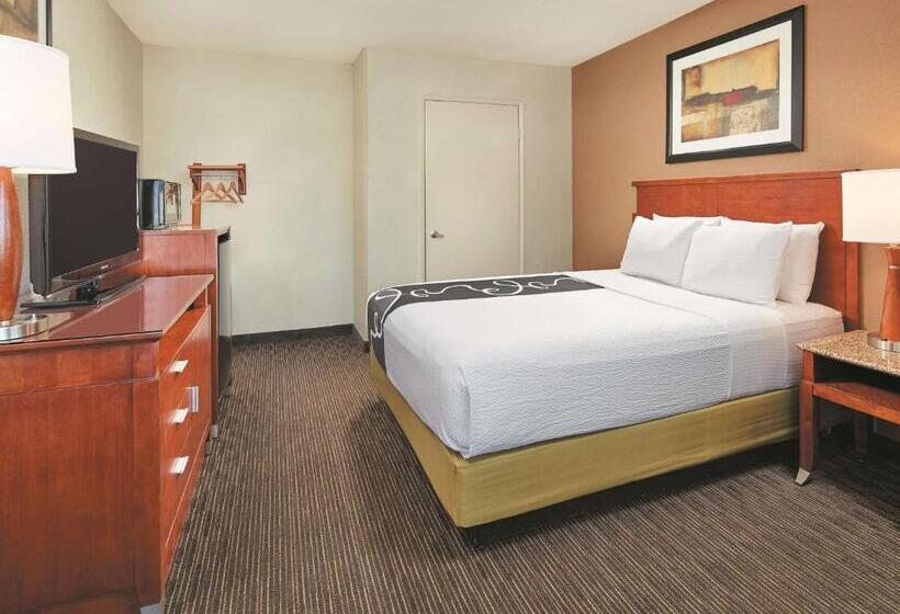 Standard Room Adapted for people with reduced mobility, La Quinta Inn & Suites By Wyndham San Diego Seaworld/zoo