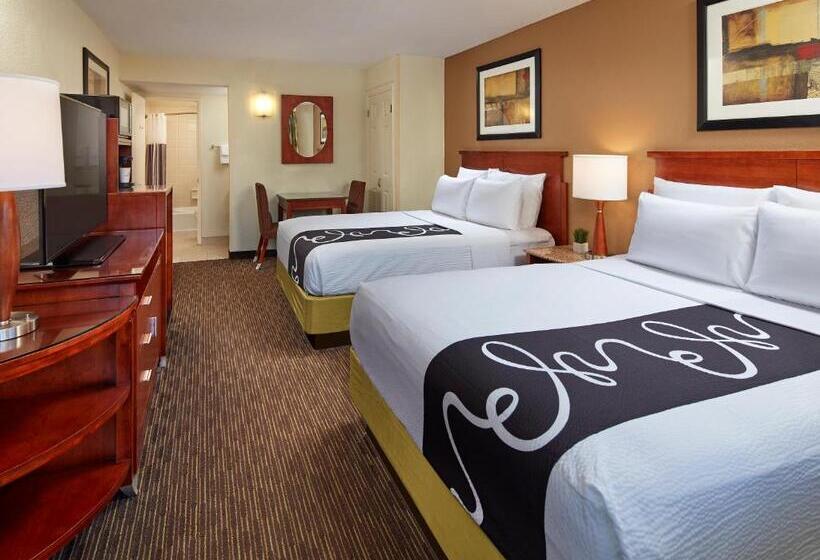 Suite Adapted for people with reduced mobility, La Quinta Inn & Suites By Wyndham San Diego Seaworld/zoo