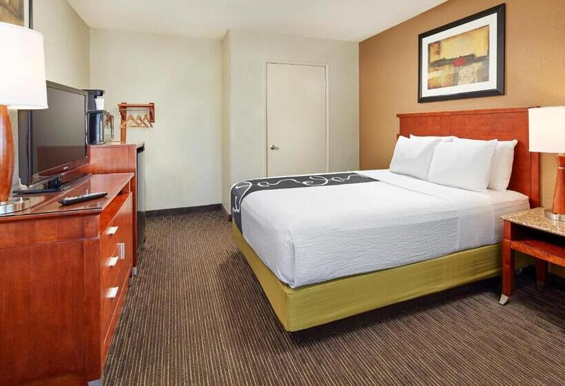 Suite Adapted for people with reduced mobility, La Quinta Inn & Suites By Wyndham San Diego Seaworld/zoo