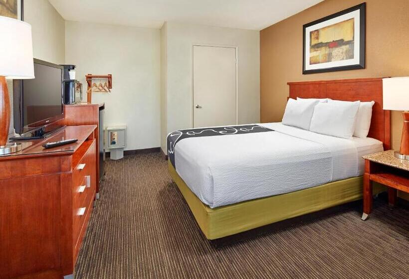 Suite Adapted for people with reduced mobility, La Quinta Inn & Suites By Wyndham San Diego Seaworld/zoo