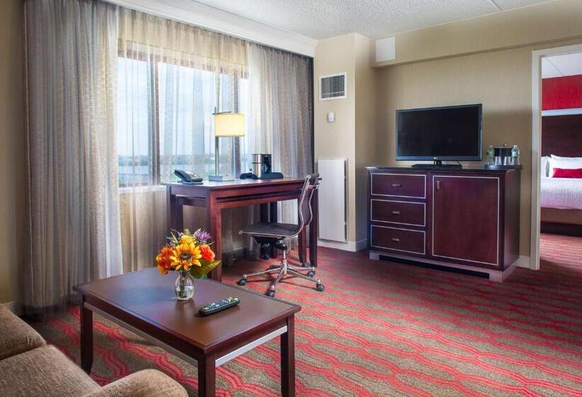 Premium Suite, Laguardia Plaza