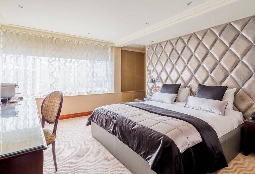 Suite, Radisson Blu Edwardian Heathrow  Heathrow Airport  And Conference Center London