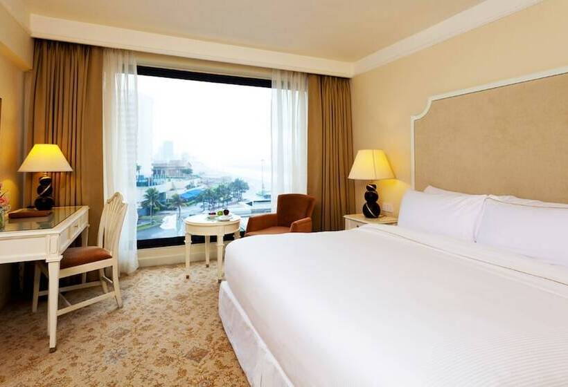 Deluxe Room, The Kingsbury Colombo