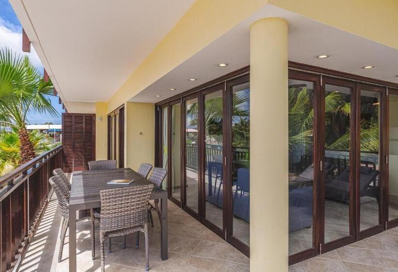 سوئیت با چشم‌انداز, Lionsdive Beach Resort