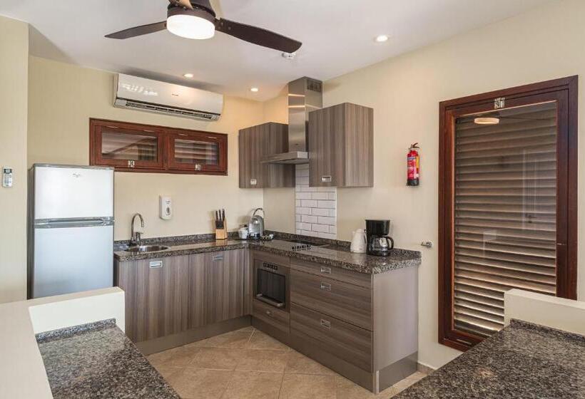 سوئیت با چشم‌انداز, Lionsdive Beach Resort
