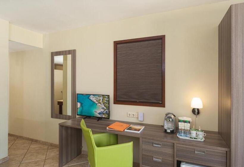 کابین, Lionsdive Beach Resort