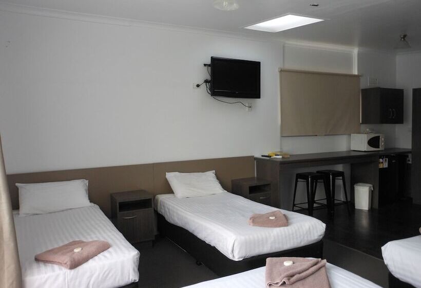 اتاق خانوادگی, Parkway Motel