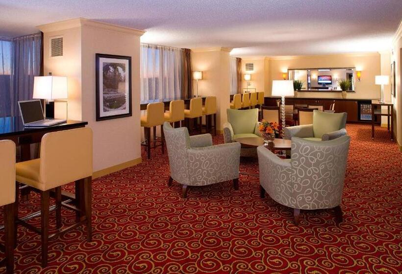 اتاق استاندارد با تخت بزرگ, Marriott St. Louis West