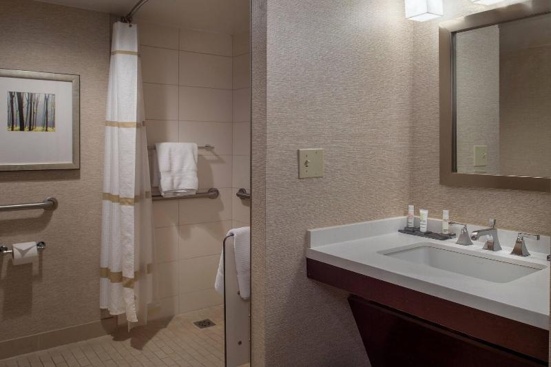 اتاق استاندارد با تخت بزرگ, Marriott St. Louis West