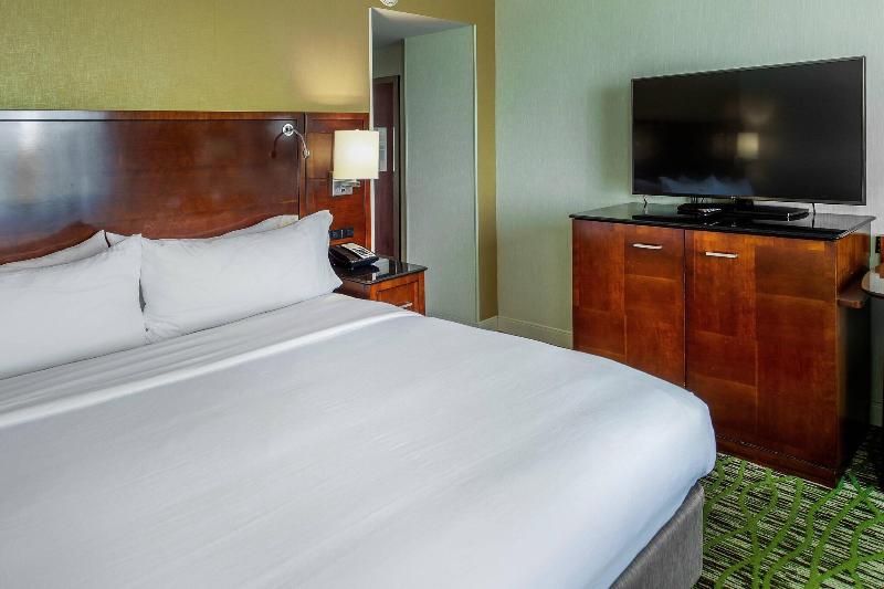 اتاق استاندارد با تخت بزرگ, Marriott St. Louis West