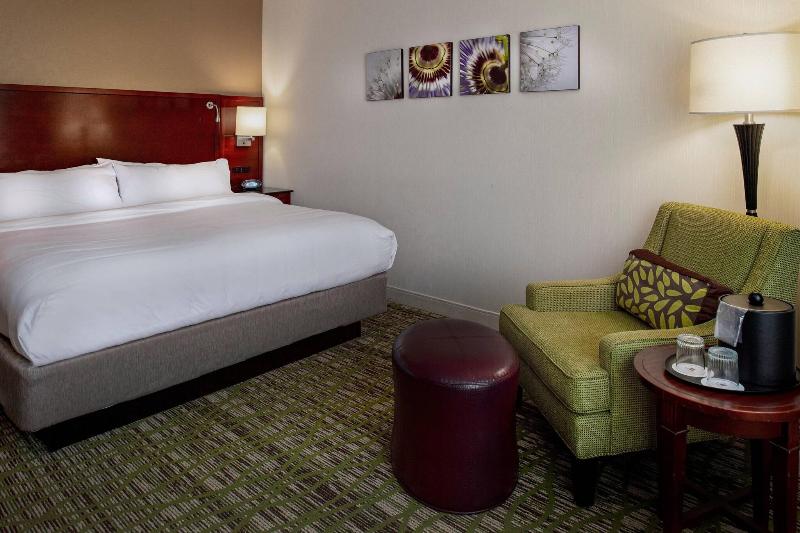 اتاق استاندارد با تخت بزرگ, Marriott St. Louis West