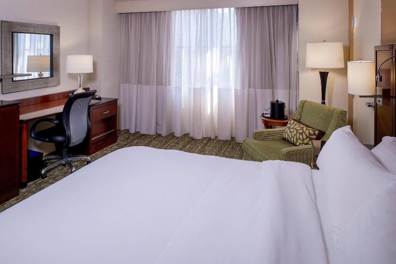 اتاق استاندارد با تخت بزرگ, Marriott St. Louis West