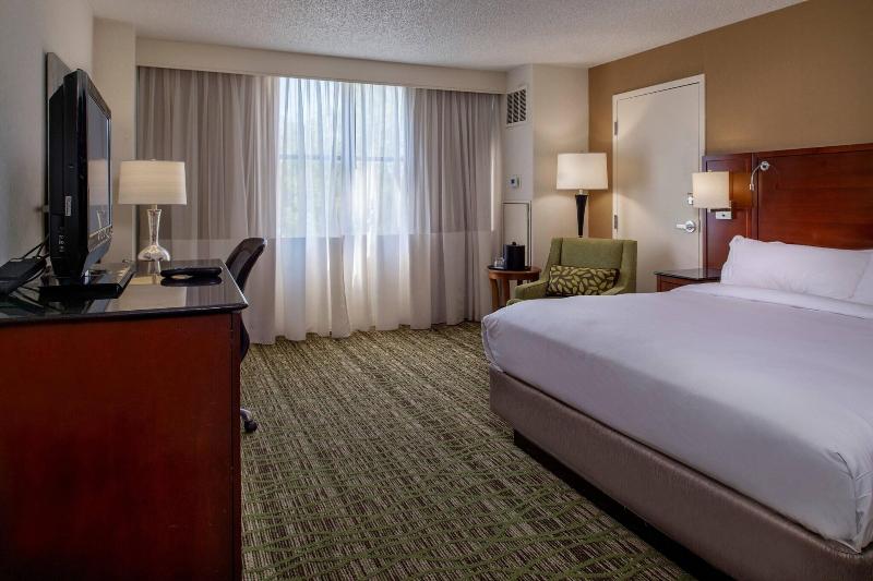 اتاق استاندارد با تخت بزرگ, Marriott St. Louis West