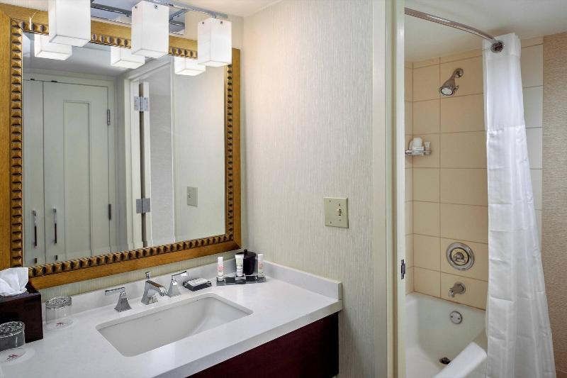 اتاق استاندارد با تخت بزرگ, Marriott St. Louis West
