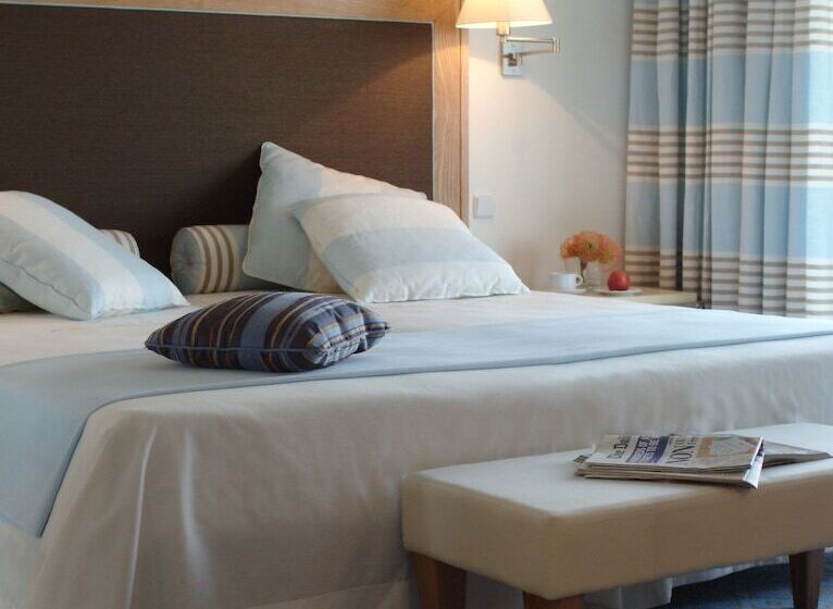 اتاق استاندارد با چشم‌انداز استخر, Pestana Carlton Madeira Ocean Resort