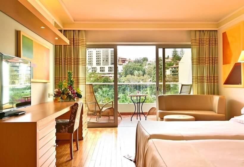 Chambre Classique Vue Ville, Pestana Carlton Madeira Ocean Resort