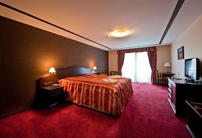 Superior Room, Zur Burg