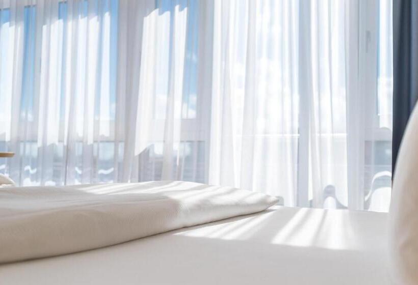 اتاق استاندارد یک نفره, Strand Hotel Hübner