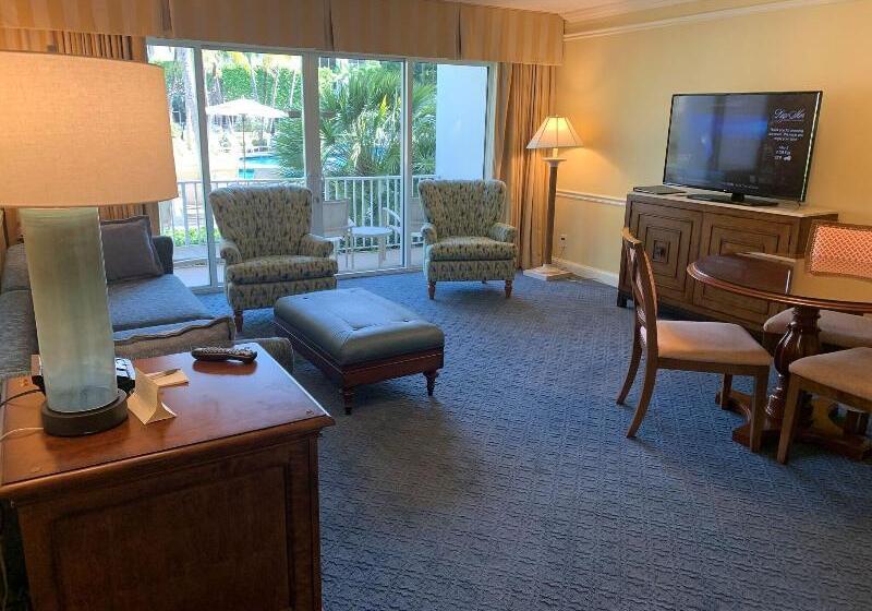 سوییت با چشم‌انداز استخر, The Lago Mar Beach Resort And Club