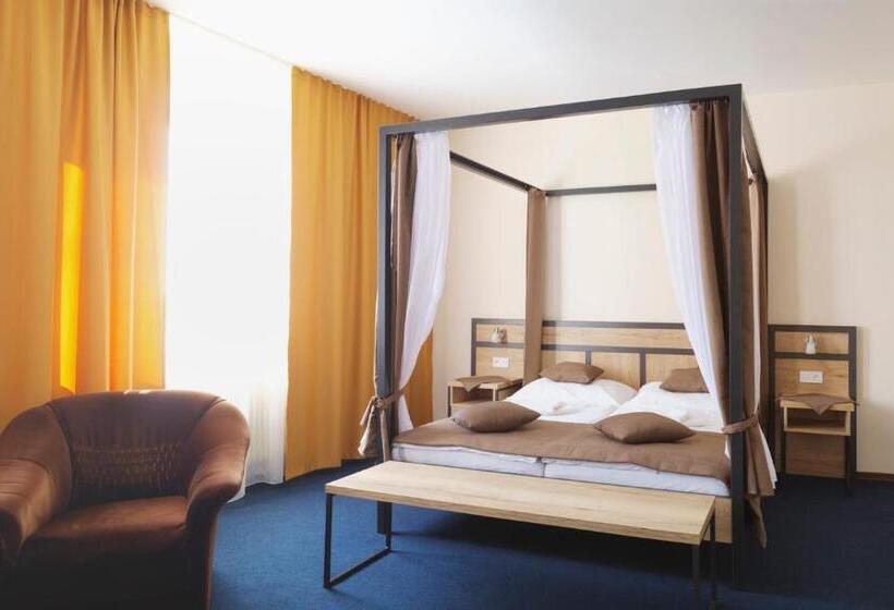 Deluxe Suite King Bed, Zobor
