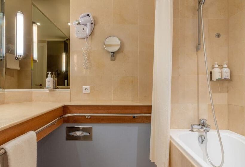 اتاق پرمیوم با چشم‌انداز دریا, Holiday Inn Nice   Port St Laurent, An Ihg