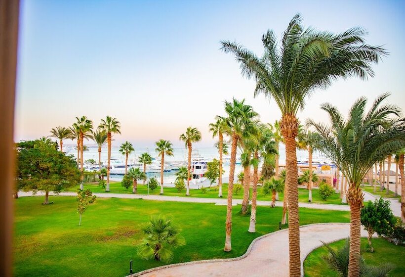 اتاق خانوادگی با چشم‌انداز جانبی دریا, Continental Hotel Hurghada