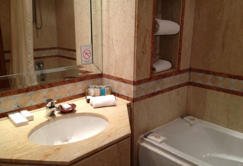 اتاق خانوادگی با چشم‌انداز جانبی دریا, Continental Hotel Hurghada